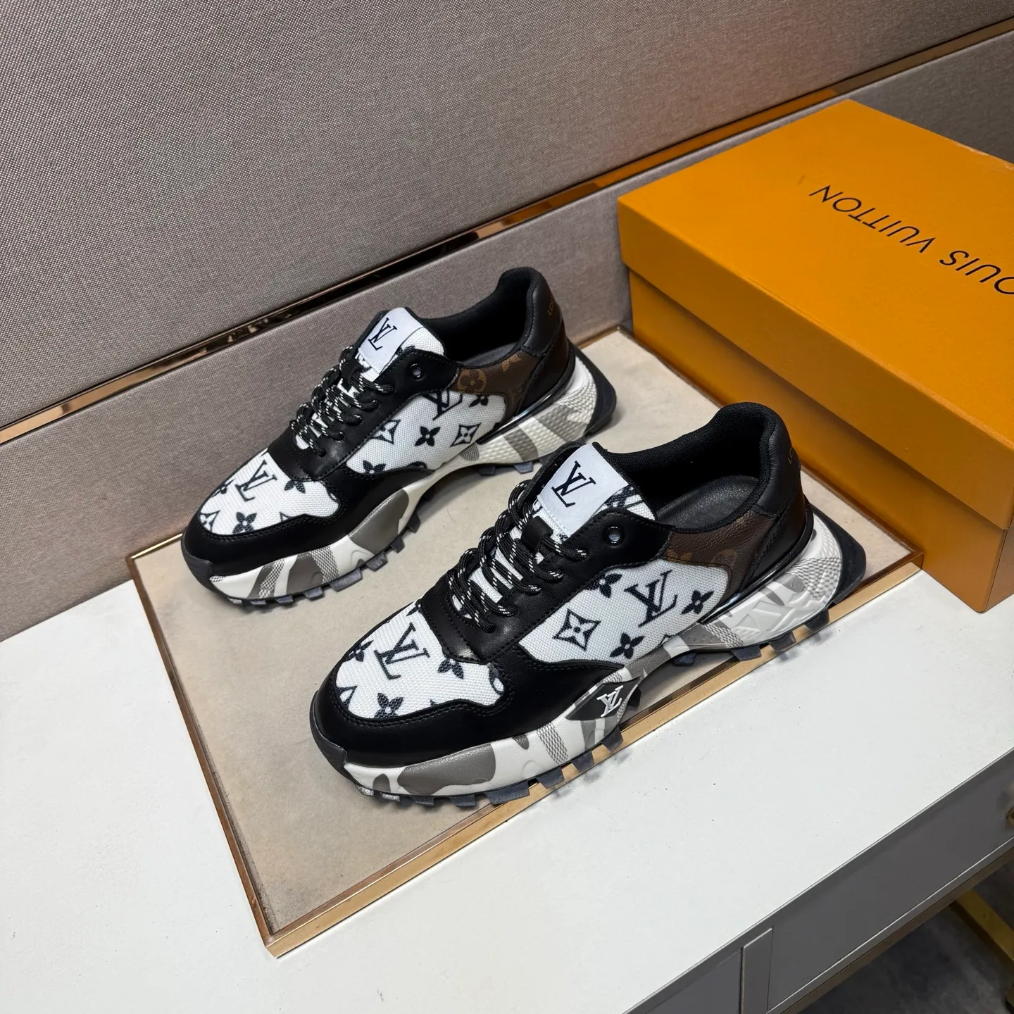 ⬛️Men's shoes 💰p442【LV～】Men's casual shoes 2025z cabinet sales simultaneously 🔶Size: 38-44#️⃣ 🔷2 colors🔜The upper is made of multi-material splicing➕Mesh lining, comfortable and breathable, sole: original comfortable and wear-resistant outsole, ⚠️real thing📱photographed🎬real thing is better📢📢📢